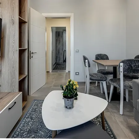 Gavin House - Sweet Dreams In Apartment